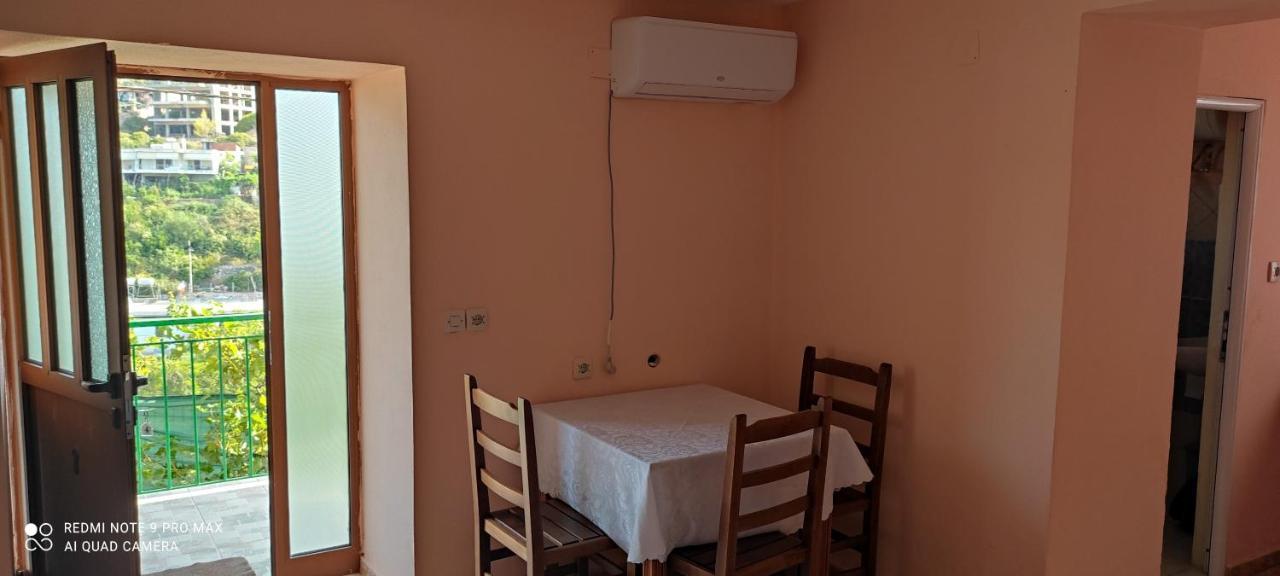 Amalias Room Himare Esterno foto
